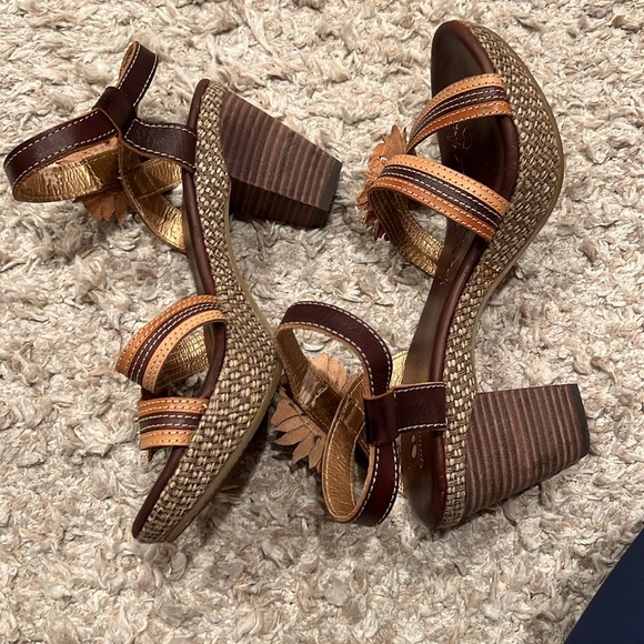 Spring Step Flower Sandals - Picture 3 of 7